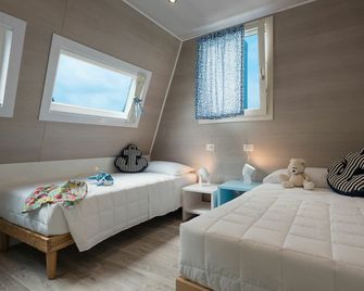 Nice apartment in villa for 6 guests with pool, A/C, WIFI, TV, terrace and pets allowed - Lignano Sabbiadoro - Chambre