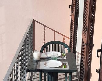 2-room apartment in a quiet and sunny location only approx. 700 m from the beach - Cannobio - Balkon