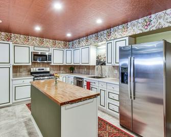 Smethport Vacation Rental w/ Fireplace & Lake View - Smethport - Kitchen