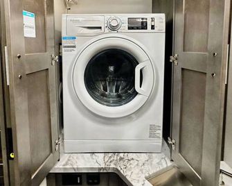 Howdy Rv - 2023 Luxury Motor Coach - Sleeps 10 - Elgin - Laundry facility