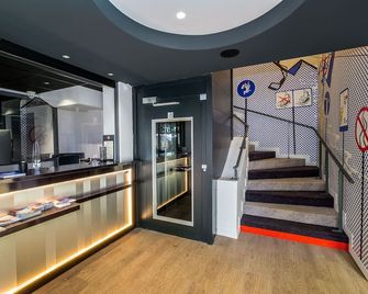 Popalp - Huez - Front desk