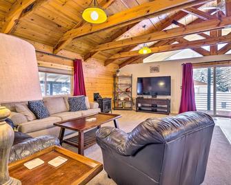 Mccall Retreat w/ Hot Tub - 1/2 Mi to Downtown! - McCall - Wohnzimmer