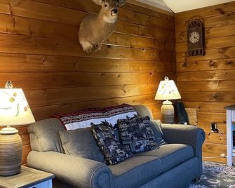 Cozy Cabin/Near Lake/Sugarloaf/Hike/Snowmobile Atv Access/Pets Ok - Eustis - Living room