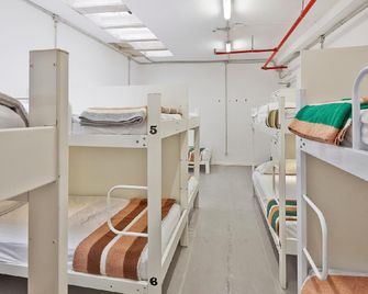 Hola Hostal Collblanc - Hospitalet de Llobregat - Habitación