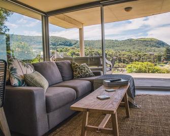 Kim's Place private apartment - uninterrupted ocean views at your doorstep - Austinmer - Living room