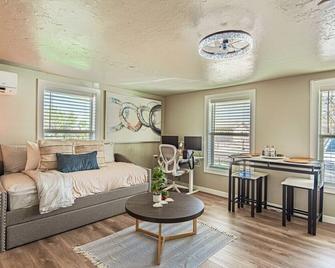 Central 1-Br Near Airport: All-Season Getaway! - Salt Lake City - Soggiorno