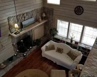 Private 12 acre Ranch sleeps up to 8 on The Santa Fe River. - Branford - Sala de estar