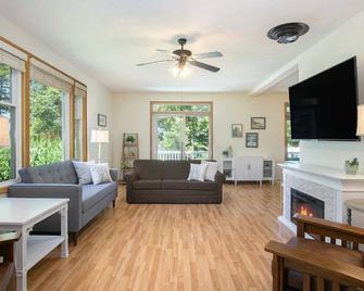 Lakefront Family Retreat w/ kayaks, near Lake MI! - Whitehall - Living room