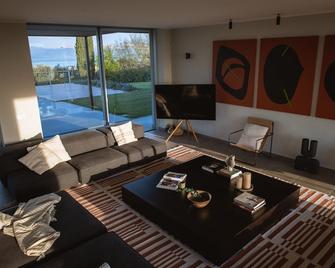 Residenza Cavaion - Exclusive design with infinity pool, park and 180° lake view - Cavaion Veronese - Living room