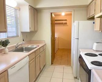 Spacious townhome in Sonora - Sonora - Kitchen