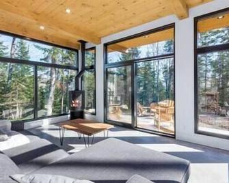 Hôtel à la maison - Le Pic-Bois - Les Éboulements - Living room