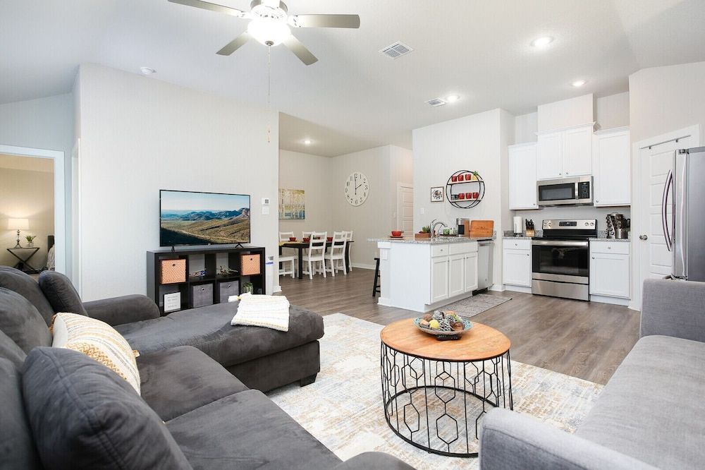 1-story home minutes from Lackland AFB and Sea World - سان انطونيو - غرفة معيشة