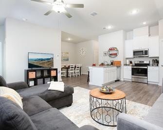 1-story home minutes from Lackland AFB and Sea World - San Antonio - Living room