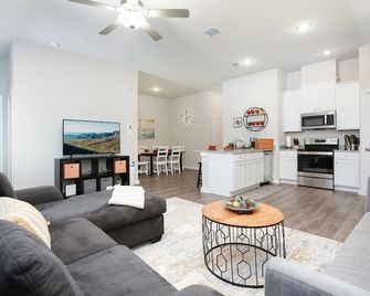 1-story home minutes from Lackland AFB and Sea World - سان انطونيو - غرفة معيشة