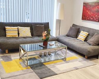 Daisy Lodge - Spacious Two Bed Flat - Parking, Netflix, Wifi - Close To Blenheim Palace & Oxford - F1 - Kidlington - Living room