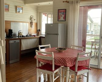 Chalet air conditioned Gruissan plage - Gruissan - Salle à manger