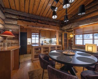 Kuukkeli Log Houses Teerenpesä - Premium Suite A48 - Saariselka - Dining room
