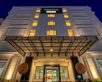 Super Townhouse Kakinada Nagamalli Thota Junction - Kakinada - Gebouw