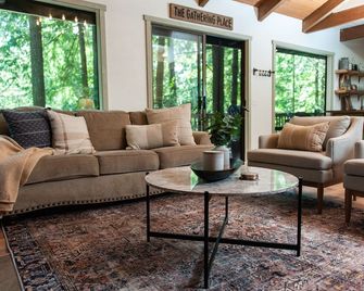 Quiet and cozy cabin, minutes to trailheads and Bellingham. - Bellingham - Living room