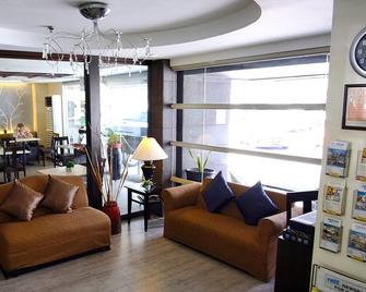 Fersal Hotel Neptune Makati - Makati - Wohnzimmer