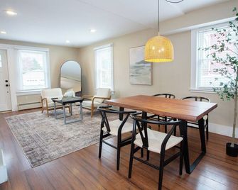 Stylish home in quaint neighborhood with luxe bedding • Fast WiFi • Pet Friendly - Simsbury - Keuken