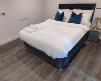Charming 3-bed Apartment in London - London - Bedroom