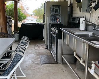 Texas Lake cabin , private hot tub , outdoor kitchen . Pool & kayaks shared . - Buchanan Dam - Kitchen