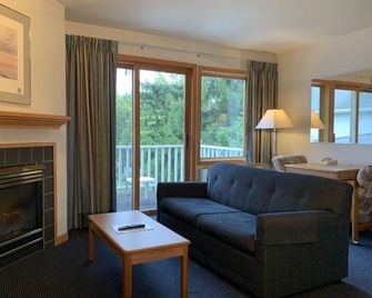 Applecreek Resort-Hotel & Suites - Fish Creek - Living room