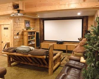 High Mountain Cabin, Spectacular Views, Minutes from Park City + Bunk House - Coalville - Sala de estar