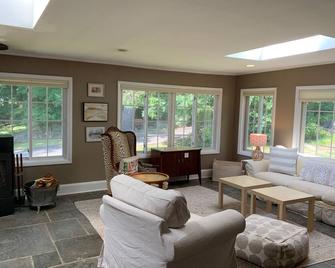 Bright Stylish Chic 4br 4ba Home Pet Friendly! - Stamford - Living room