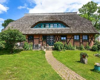 Ferienwohnung Lotti nur 200 Meter bis zum Wasser - Putbus - Gebäude
