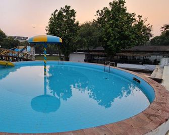 Pali Beach Resort And Waterpark - Mumbai - Pool