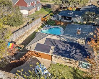 Your Home Away from Home - Grand Prairie - Piscina