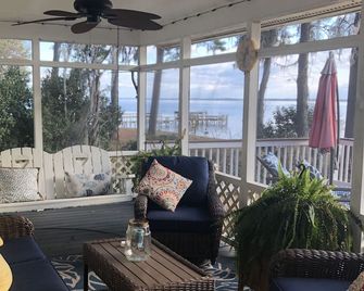 Lake life paradise! Spacious 5 bedroom lakefront with new covered dock - Summerton - Balcón