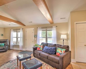 Cozy Ironton Cabin w/ Shared Pool & Private Patio! - Ironton - Sala de estar