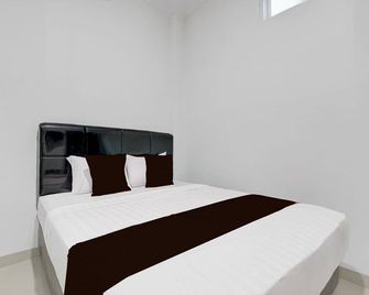 호텔 O 홈스테이 켐바르 샤리아 - 스라겐 - 침실