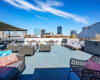 Boulevard Stays Walk to Downtown 1br Soco Pool Parking Gym 06 - Austin - Balcony