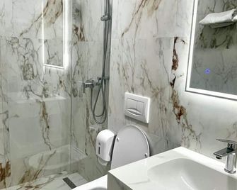 City Hotel Tirana - Tirana - Baño
