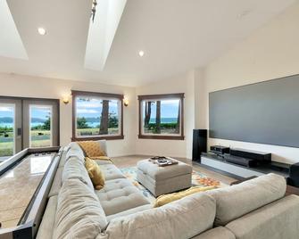Grand Waterfront Getaway Olympic Views & amenities - Oak Harbor - Вітальня