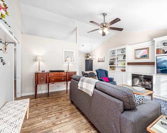 Cozy Pet friendly home-Raleigh - Raleigh - Sala de estar