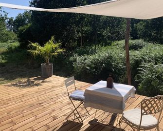 Charmant Chalet, Lisière de Forêt, 2min du lac Biscarosse - Biscarrosse - Patio