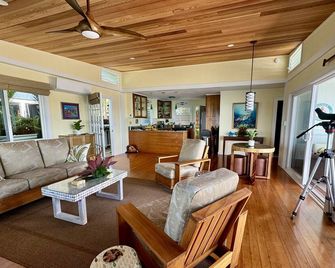 Stunning oceanfront cottage - Kahaluu-Keauhou - Living room