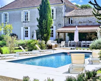 Stylish Manor House, 6 Bed, Outdoor Pool, Outdoor Kitchen, Gated, Sleeps 15 - Saint-Valérien - Pool