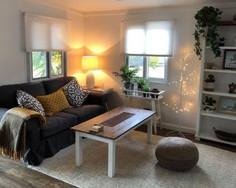 The Cwtch - Cosy Home, with Breakfast Basket - Lithgow - Living room