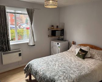 Spacious Tidy Room - Cardiff - Bedroom