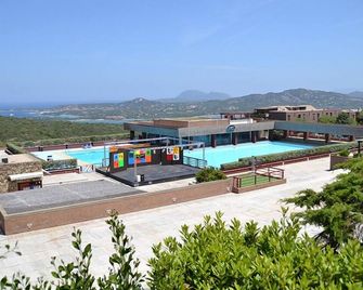 Rena Bianca Cugnana Verde Residence - אולביה - בריכה