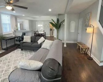 Charming 3-Bdrm Gem! Sleeps 6, Near Casino & All - Portsmouth - Living room