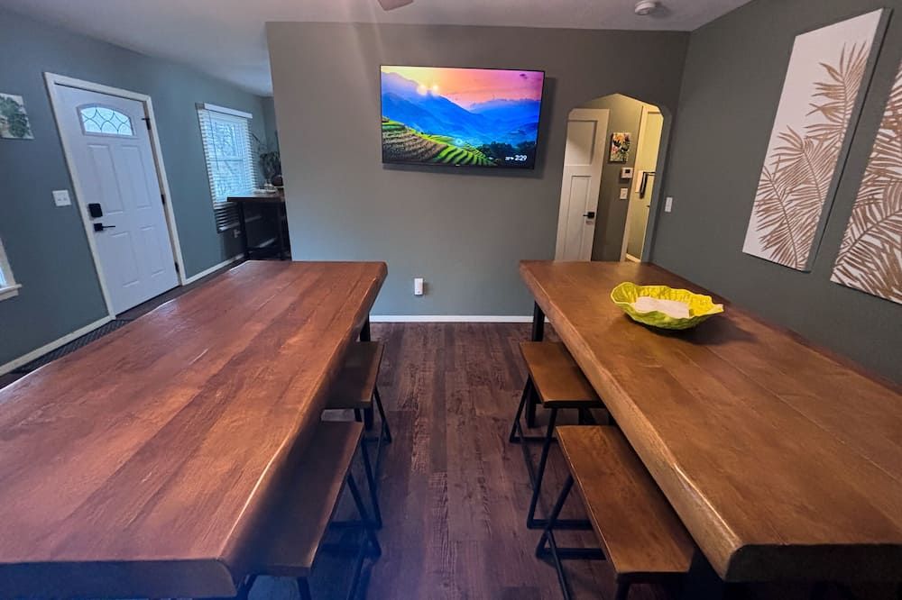 4-bedroom vacation home: Sleeps 12, 2 miles to DT & Premier Center - Sioux Falls - Comedor