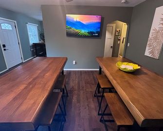 4-bedroom vacation home: Sleeps 12, 2 miles to DT & Premier Center - Sioux Falls - Dining room