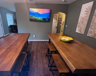 4-bedroom vacation home: Sleeps 12, 2 miles to DT & Premier Center - Sioux Falls - Comedor